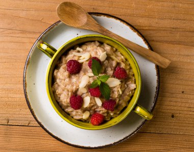 Ahududu ile yulaf ezmesi