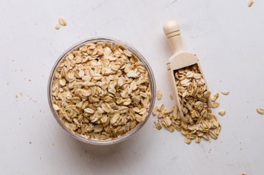 kase ve kaşık yulaf gevreği