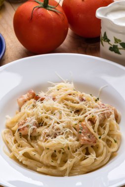 Spagetti carbonara ahşap tablo
