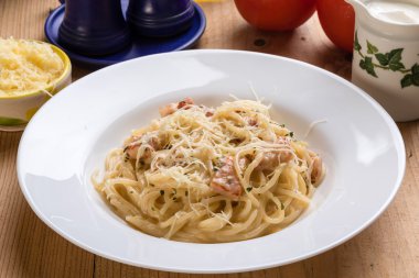 Spagetti carbonara ahşap tablo