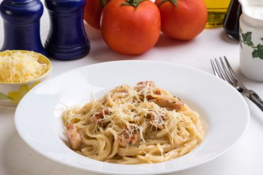 Spagetti carbonara beyaz plaka