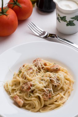 Spagetti carbonara beyaz plaka