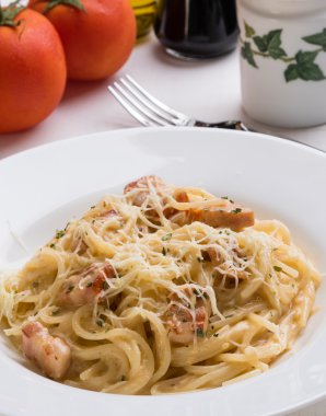 Spagetti carbonara beyaz plaka
