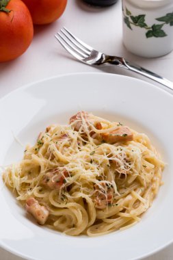 Spagetti carbonara beyaz plaka