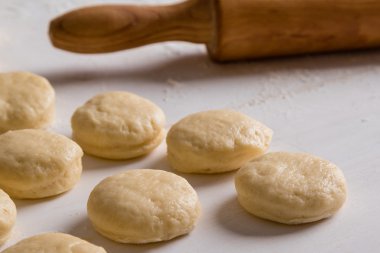 tablo üzerinde ham çörekler