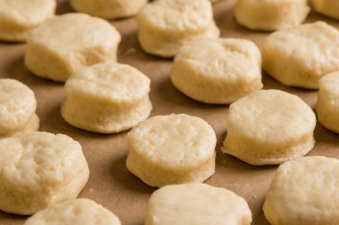 tablo üzerinde ham çörekler