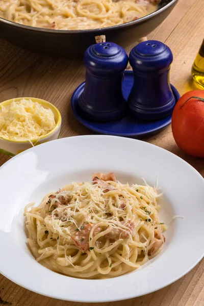 Spaghetti carbonara op houten tafel — Stockfoto