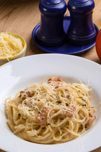 Spagetti carbonara ahşap tablo