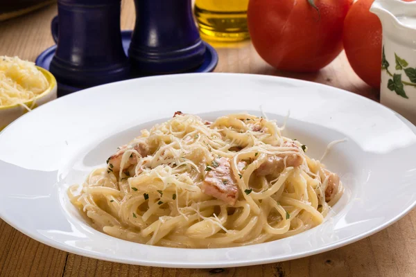 Espaguetis carbonara sobre mesa de madera — Foto de Stock