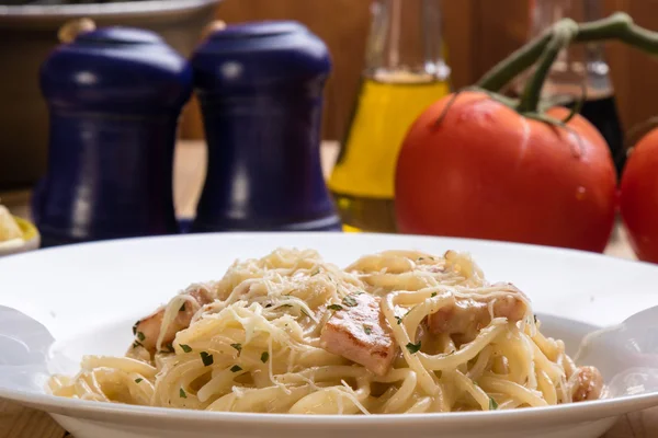 Espaguetis carbonara sobre mesa de madera — Foto de Stock