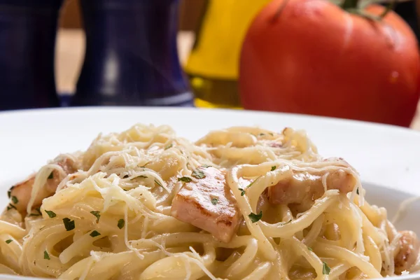 Espaguetis carbonara sobre mesa de madera — Foto de Stock