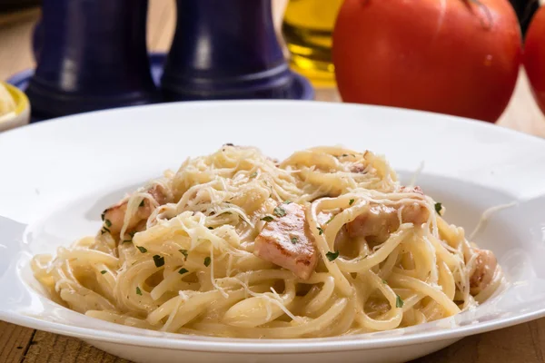 Espaguetis carbonara sobre mesa de madera — Foto de Stock