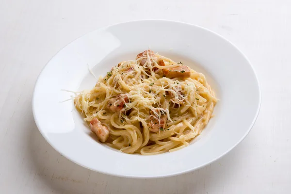 Espaguetis Carbonara en plato blanco — Foto de Stock