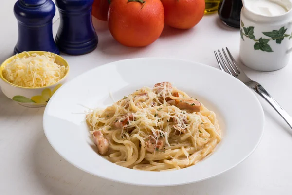 Spaghetti carbonara in white plate — Stock Photo, Image