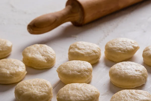 RAW scones på bord — Stockfoto