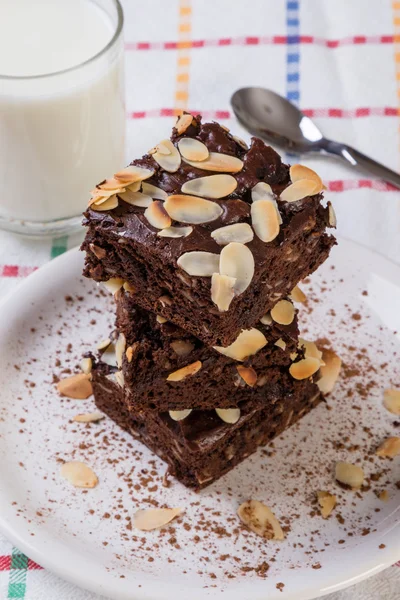 Pilha de brownies na placa branca — Fotografia de Stock