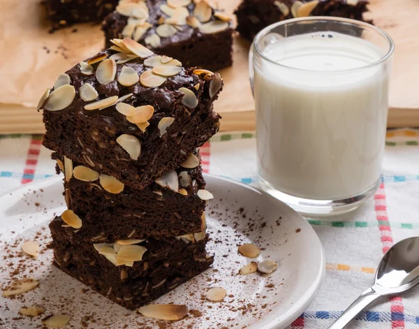 Pila di brownie su piastra bianca — Foto Stock