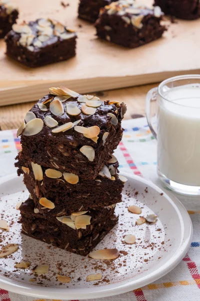 Pilha de brownies na placa branca — Fotografia de Stock