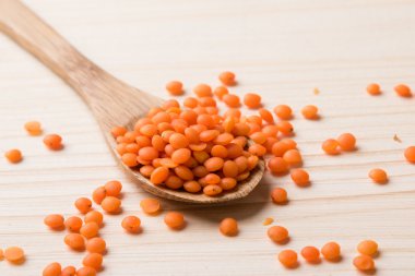 kaşık ile kırmızı mercimek