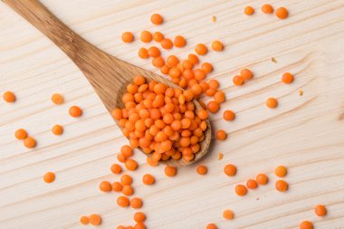 kaşık ile kırmızı mercimek