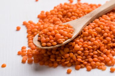 kaşık ile kırmızı mercimek