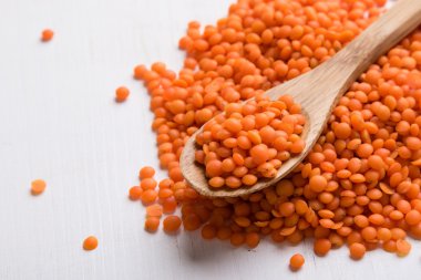 kaşık ile kırmızı mercimek