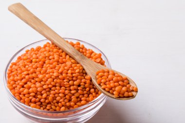 kaşık ile kırmızı mercimek