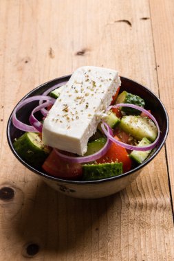 ahşap masa üzerinde Yunan salatası