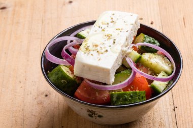 ahşap masa üzerinde Yunan salatası