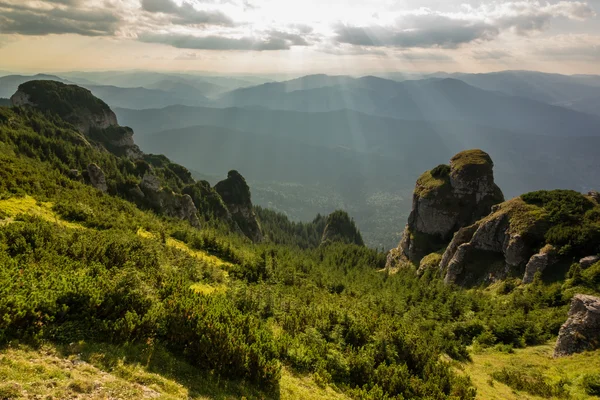 Літній гірський ландшафт — стокове фото