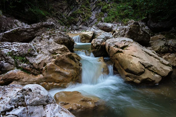 Wilder Gebirgsbach — Stockfoto