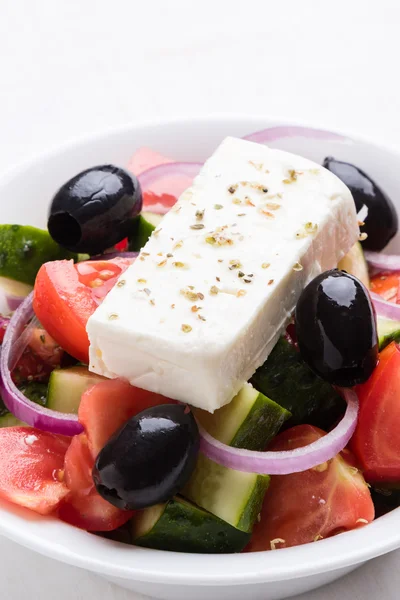 Griechischer Salat in weißer Schüssel — Stockfoto