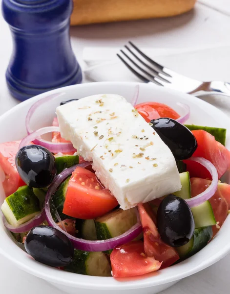 Грецький салат у білій мисці — стокове фото