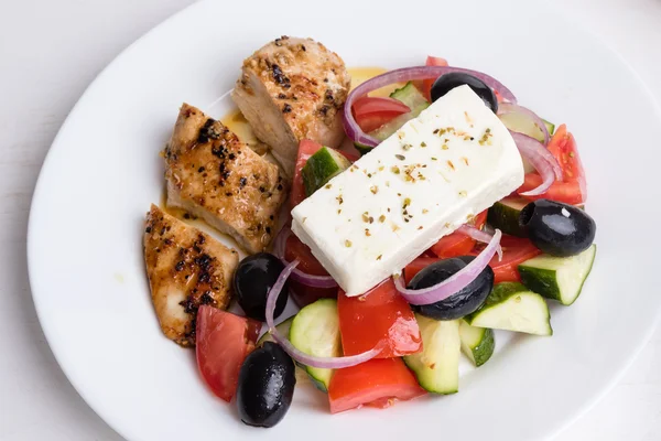 Griechischer Salat mit Huhn — Stockfoto