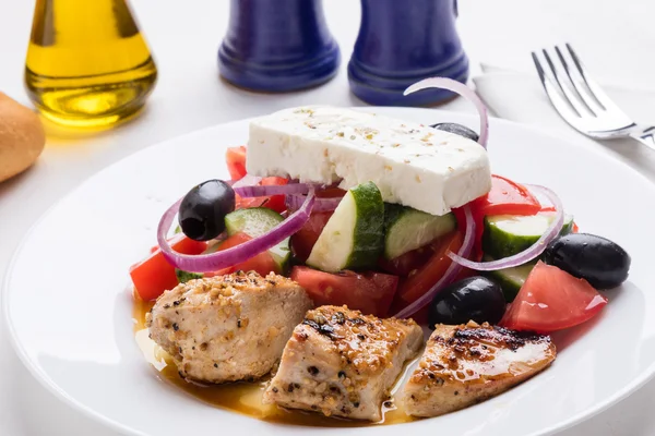 Griechischer Salat mit Huhn — Stockfoto