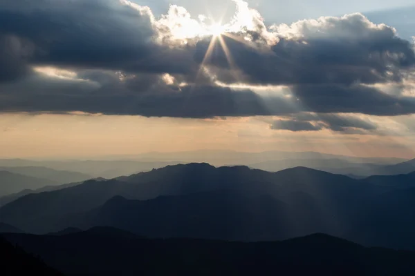 風光明媚な山の夕日 ロイヤリティフリーのストック写真