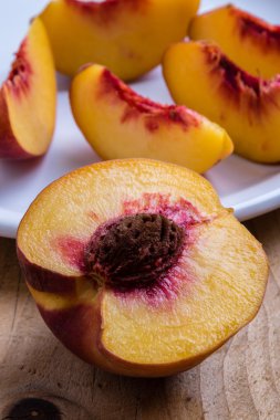 Şeftali ahşap masanın üstüne kesmek