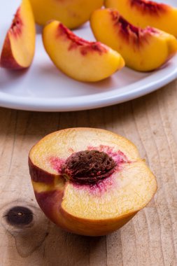 Şeftali ahşap masanın üstüne kesmek