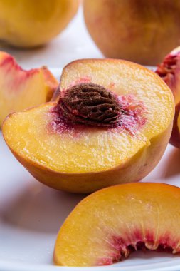 Şeftali beyaz tabakta kesmek