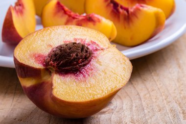 Şeftali ahşap masanın üstüne kesmek