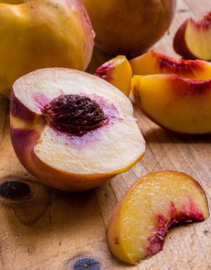 Şeftali ahşap masanın üstüne kesmek