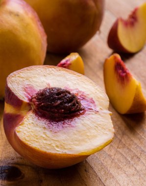 Şeftali ahşap masanın üstüne kesmek