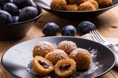 Erik köfte siyah plaka üzerinde