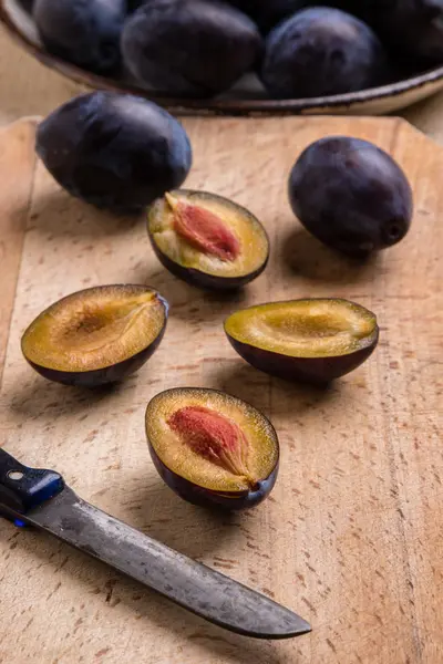 Fresh plums on cutting board — Stock Photo, Image