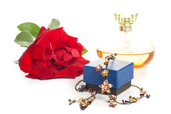 Naszyjnik perfum i róża — Zdjęcie stockowe