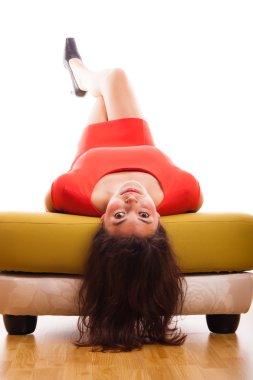 kanepede yatan kadın