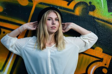 klas sarışın kız