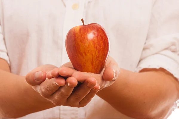 Frau hält einen frischen, gesunden roten Apfel in der Hand — Stockbild Roter Apfel — Stockfoto