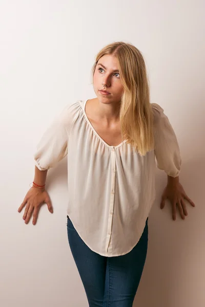 Girl at wall — Stock Photo, Image