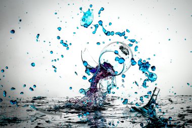 şarap, gözlük ve sıvı sıçrama izi